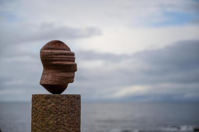 Die Skulptur "Kopf" von Markus Raetz in Eggum auf den Lofoten