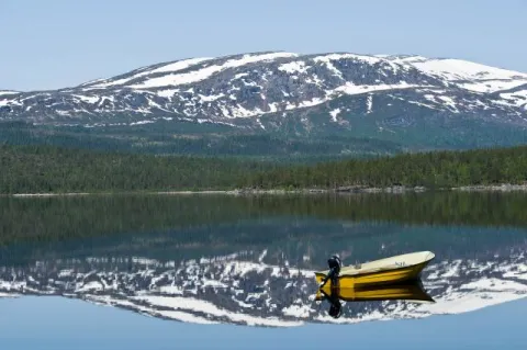 3. Platz im Geo Wettbewerb 2009 zu dem Thema "Ihr Paradies" mit dem Foto: Boot, Berge und See.