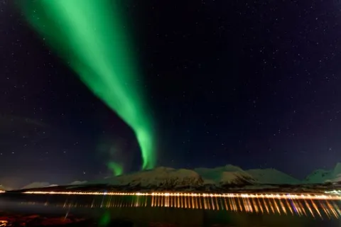 Nordlichter über dem Fjord Solenagen vor den Lyngenfjorder Alpen