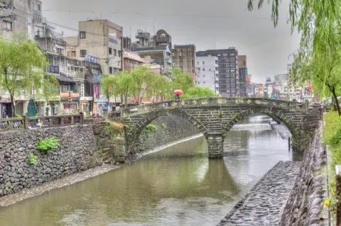 Megane Brücke (Brillenbrücke) über dem Nakashima Fluss (中島川) in Nagasaki