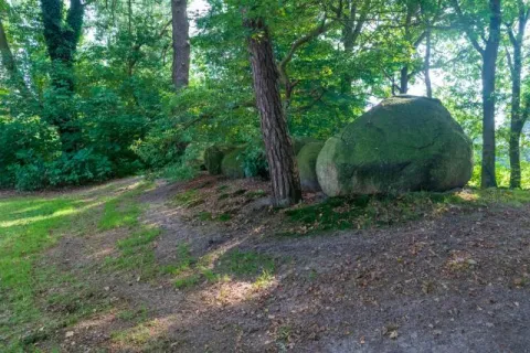 Großsteingrab mit Hünenstein