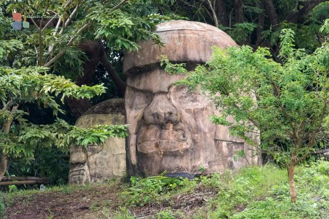 Kolossalköpfe der Olmeken am See Catemaco