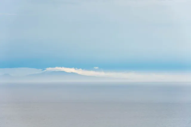 Kunashiri , die schwarze Insel im Nebel