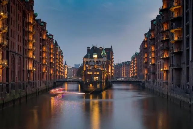 Fotospot in Hamburg: "Schloss in der Speicherstadt" in der Blauen Stunde