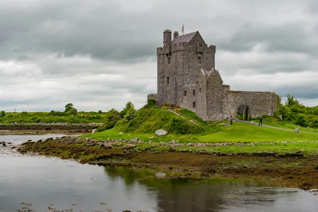 Dunguaire Castle bei Kinvara in Irland