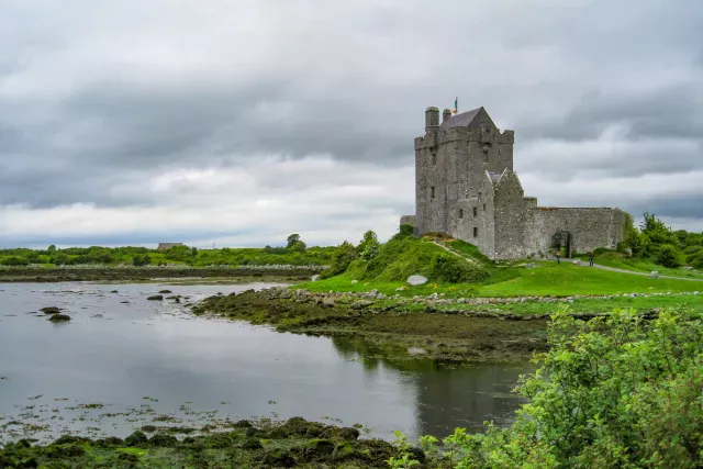 Dunguaire Castle bei Kinvara in Irland