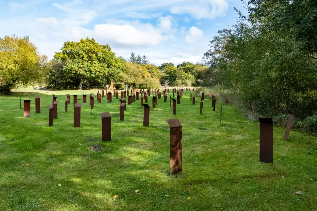 Das Stelenfeld des Künstlers Ulrich Lindow, 2002