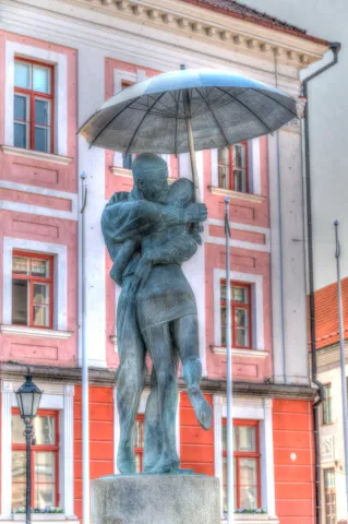 Memorial: kissing students in front of the town hall