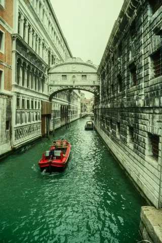 Die Seufzerbrücke (italienisch Ponte dei Sospiri) 