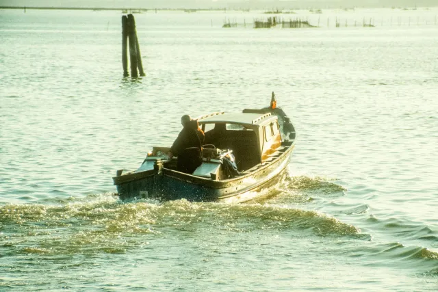 Boote und Gondeln auf den Kanälen