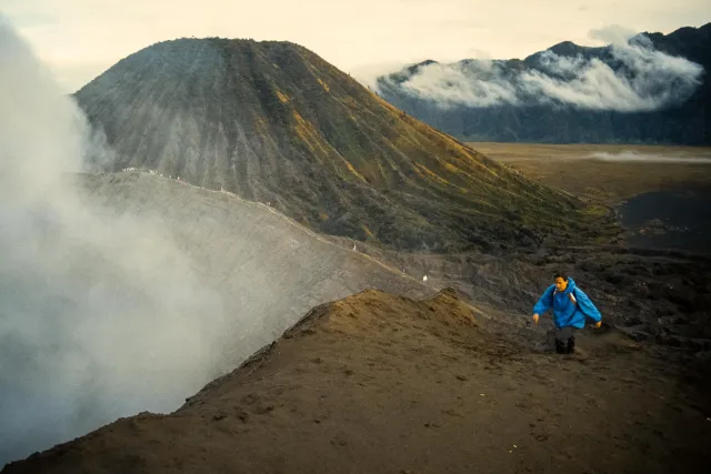 Karin erklimmt den Krater des Bromo