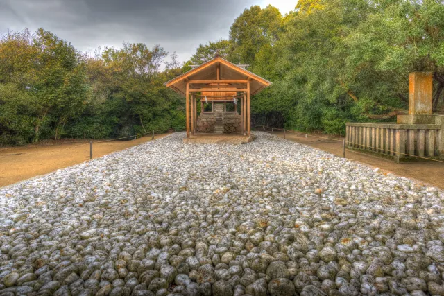 Eingang zum Go´o Shrine von Hiroshi Sugimoto