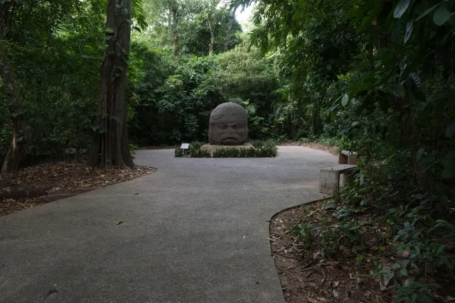 Repliken der Kolossalköpfe der Olmeken im Parque-Museo de La Venta in Villahermosa