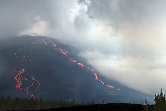 Piton de la Fournaise eruption in 2002