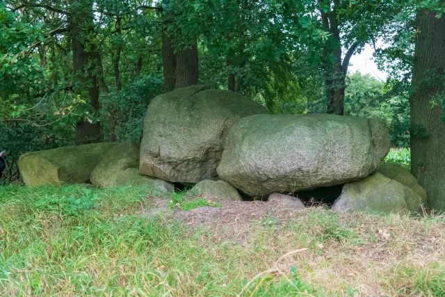 The megalithic tomb in the Ipeken, also known as Groß Berßen II, is a Neolithic passage grave with the Sprockhoff no. 857