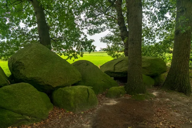 The megalithic tomb in the Ipeken, also known as Groß Berßen II, is a Neolithic passage grave with the Sprockhoff no. 857