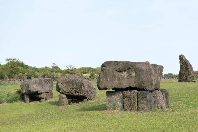 Verschiedene Konstruktionen der Dolmen