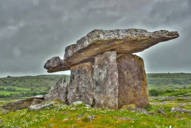 Der Poulnabrone Dolmen im County Clare, Irland