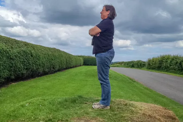 Karin schaut nach Newgrange aus