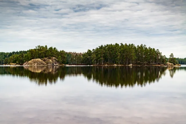 Große Seen und kleine Teiche liegen an den verschlungenen Pfaden durch den Tiveden Nationalpark