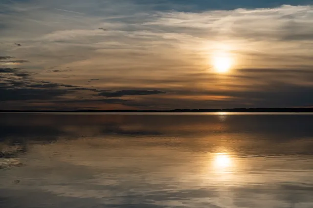 Sonnenuntergang am Unden See in der Nähe von Gårdsjö (Örebro)