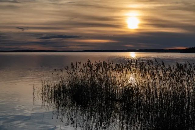 Sonnenuntergang am Unden See in der Nähe von Gårdsjö (Örebro)