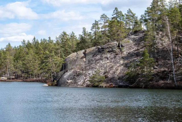 Große Seen und kleine Teiche liegen an den verschlungenen Pfaden durch den Tiveden Nationalpark