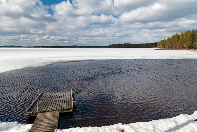 Der See Norvajärvi am Polarkreis in Finnland