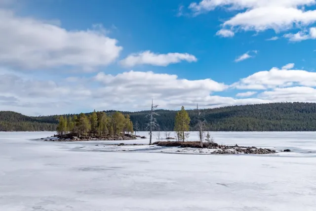 Am Inarijärvi-See