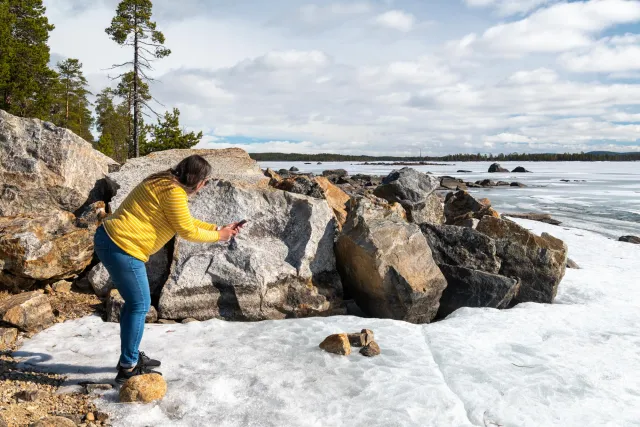 Karin fotografiert Eis am Inarijärvi-See