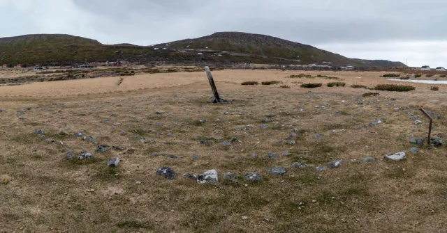 Ein Menhir, der vor 2000 Jahren errichtet wurde inmitten von 13 Steinkreisen.