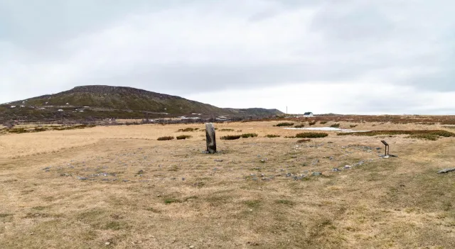 Ein Menhir, der vor 2000 Jahren errichtet wurde inmitten von 13 Steinkreisen.