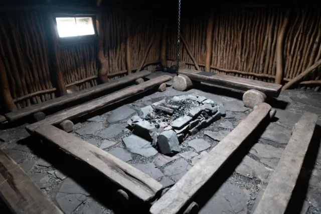 Feuerstelle im Küstehaus der Samen