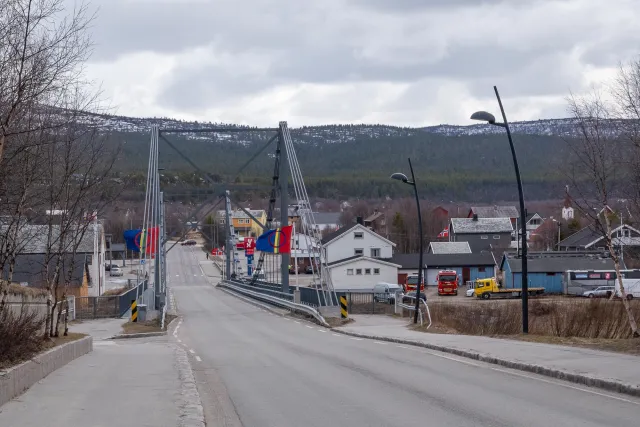 Brücke über dem Kárášjohka in Karasjok