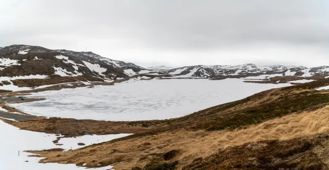 The frozen lake at von Skarsvåg