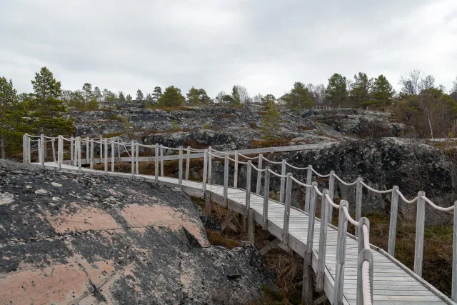 Very nice paths through the landscape of petroglyphs