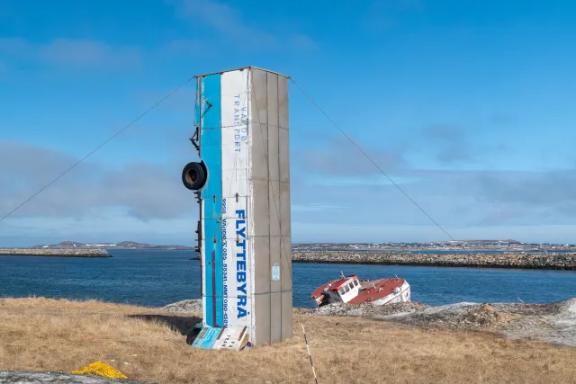 Ausrangierten Umzugsbus hochkant aufgestellt am Tunneleingang nach Vardø.