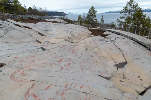 Colored petroglyphs