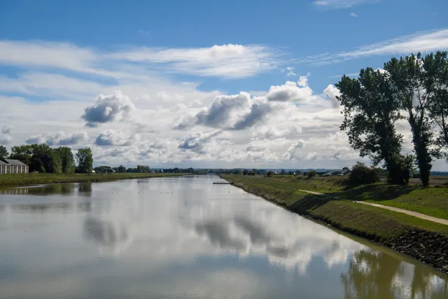 The mighty weir harmonises the tidal range and protects against the mud