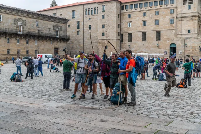 Ausgelassene Stimmung auf dem Platz vor der Kathedrale