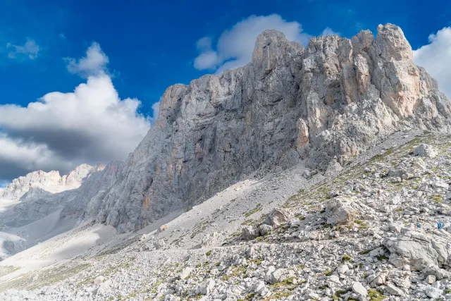 The "Ruta Horcados Rojos" in a northwesterly direction to the "Red Peaks"