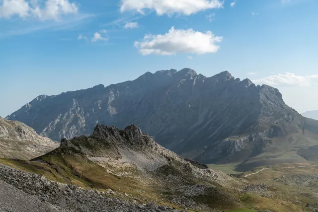 The "Ruta Horcados Rojos" in a northwesterly direction to the "Red Peaks"