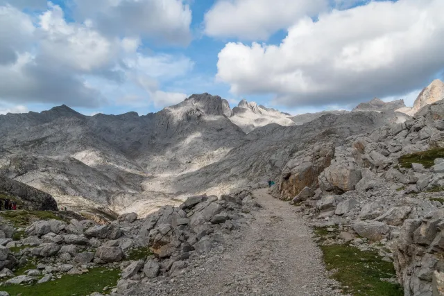 The "Ruta Horcados Rojos" in a northwesterly direction to the "Red Peaks"