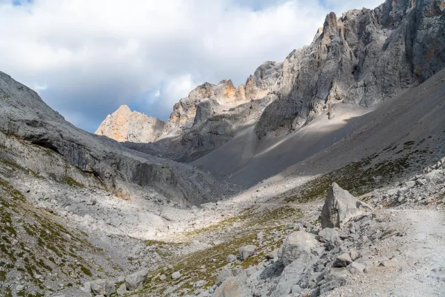 The "Ruta Horcados Rojos" in a northwesterly direction to the "Red Peaks"