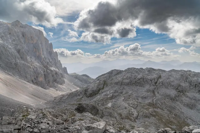 The long "Ruta Horcados Rojos" in a northwesterly direction to the "Red Peaks"