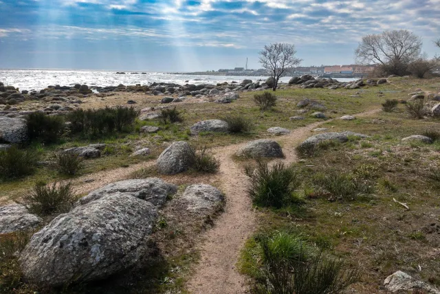 Auf schmalen Wegen an der Küste entlang