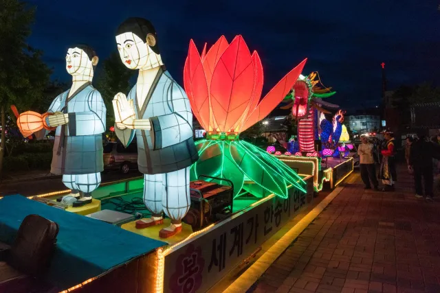 Magnificent parades in Andong for Buddha's birthday