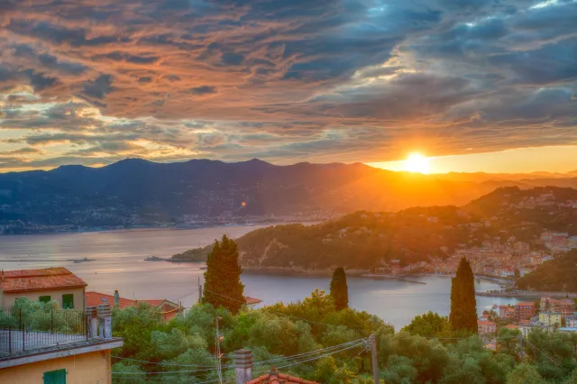 Sonnenuntergang über den Cinque Terre von Lerici aus