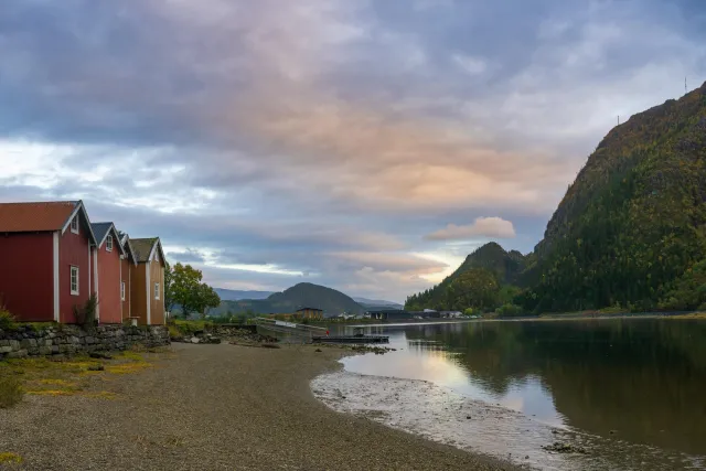 Ein gelbes Haus in Mosjøen am Fluss Vefsn