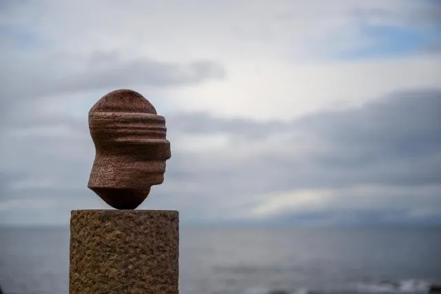 The sculpture "Head" by Markus Raetz in Eggum on the Lofoten